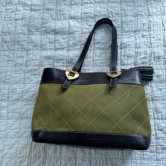 Dooney & Bourke Leather Quilted Purse W/ Cute Heart Buckle - Picture 4 of 10